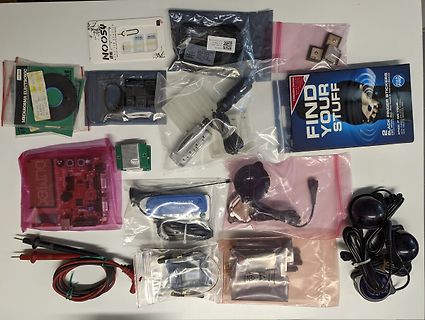 Verschiedene Elektronikkomponenten und Messgeräte in Plastikbeuteln