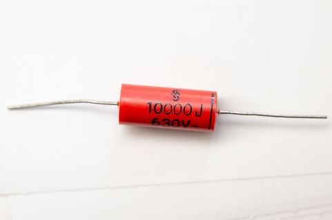 Roter Kondensator mit Beschriftung