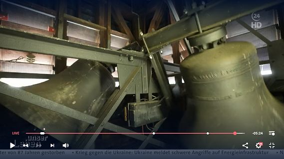 Zwei große Glocken in einem Glockenstuhl