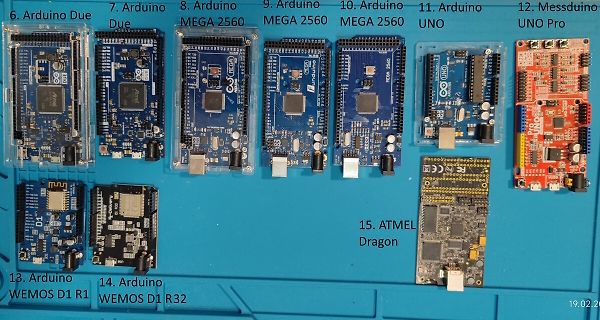 Verschiedene Arduino und Wemos Mikrocontroller auf blauem Grund