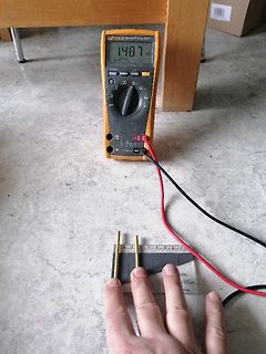 Multimeter misst Widerstand von Metallstäben