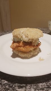 Sandwich mit Reisbrötchen und Fleisch