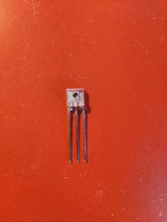 Elektronisches Bauteil mit drei Anschlüssen