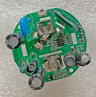 Runde grüne Leiterplatte mit elektronischen Bauteilen