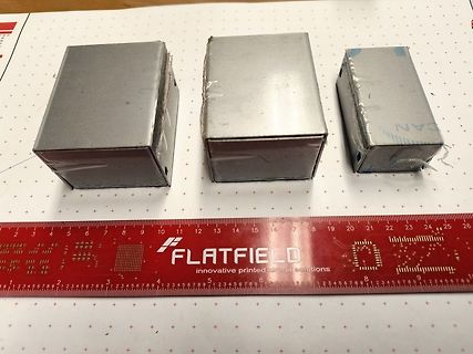 Drei Metallgehäuse mit Lineal