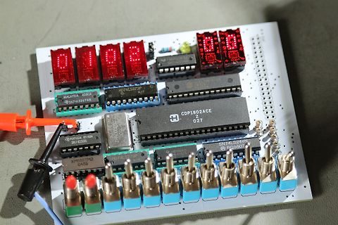 Bestückte Leiterplatte mit 7-Segment-Anzeigen und integrierten Schaltkreisen