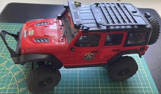 Rotes Modellauto eines Geländewagens