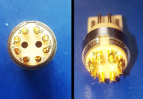 Elektrischer Stecker mit nummerierten Kontakten