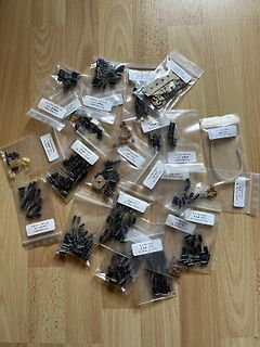 Verschiedene Elektrolytkondensatoren in Plastikbeuteln
