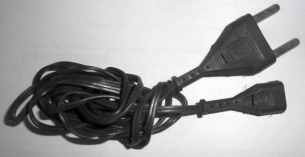 Zwei schwarze Netzkabel mit Eurostecker