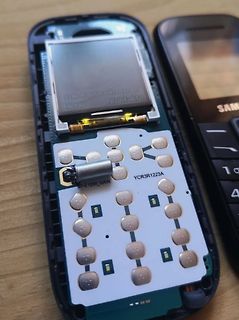 Innenansicht eines Mobiltelefons mit freigelegter Leiterplatte