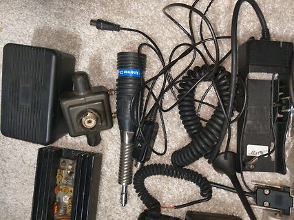 Diverse Netzteile und Kabel auf hellem Untergrund