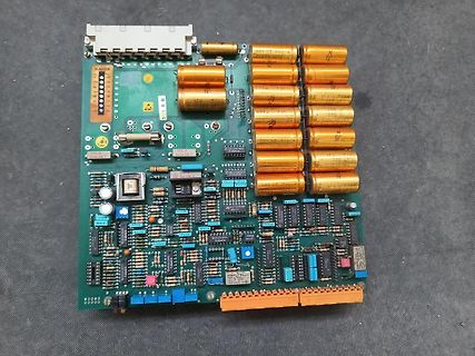 Leiterplatte mit Elektrolytkondensatoren und integrierten Schaltkreisen