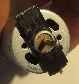 Bürstenmotor mit Wellen und Gehäuse