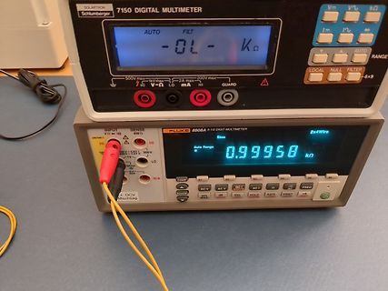 Zwei digitale Multimeter übereinander gestapelt