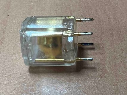 Transistor in Kunststoffgehäuse mit vier Anschlüssen