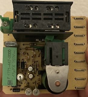 Foto einer Leiterplatte mit elektronischen Bauteilen