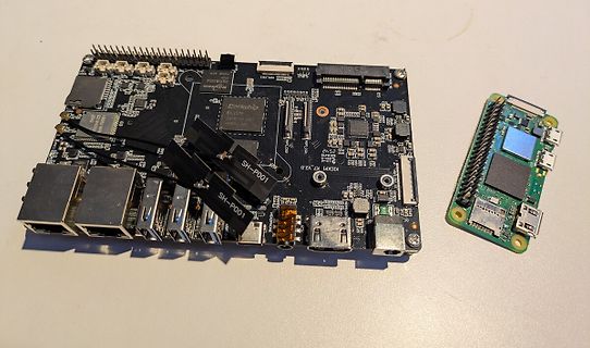 Zwei Leiterplatten mit Mikrocontroller und Anschlüssen