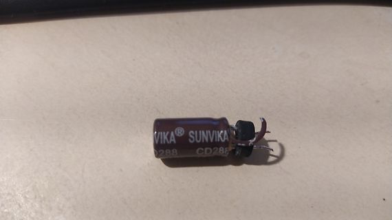 Elektrolytkondensator auf Tischoberfläche