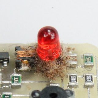 Rote LED auf verschmutzter Leiterplatte