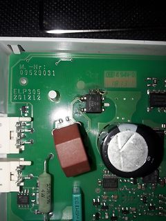Nahaufnahme einer grünen Leiterplatte mit elektronischen Bauteilen