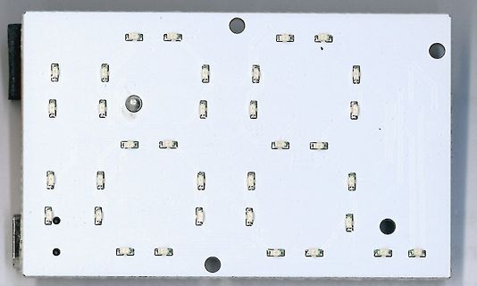 Weiß bedruckte Leiterplatte mit SMD-Bauteilen