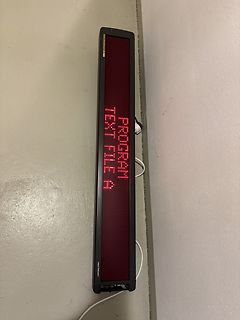 Rote LED-Matrix-Anzeige mit Text