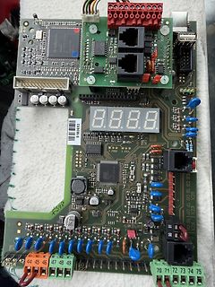 Leiterplatte mit Display und verschiedenen elektronischen Komponenten