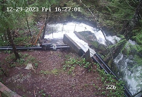 Bach mit Rohrleitung und Betonstruktur