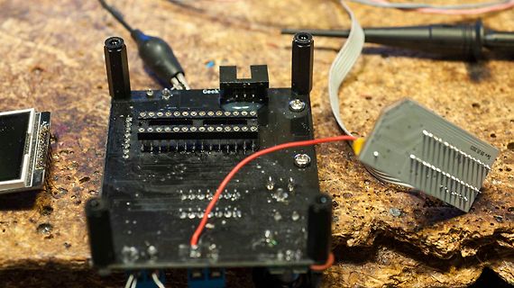 Aufbau einer Platine mit Display und Flachbandkabel