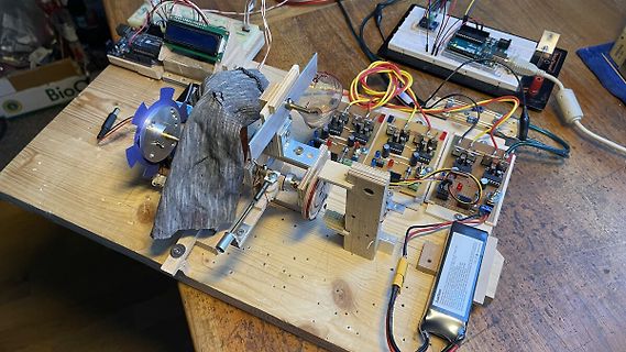 Elektronischer Aufbau mit Holzbrett und Breadboards