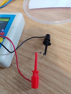 Messaufbau mit Multimeter-Tastköpfen an einem Bauteil