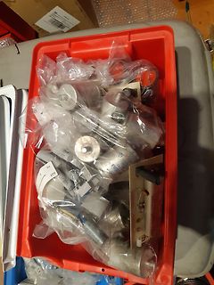 Elektronikbauteile in Plastikbeuteln in einer roten Kiste