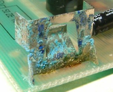 Korrodierte Metallhalterung auf Leiterplatte