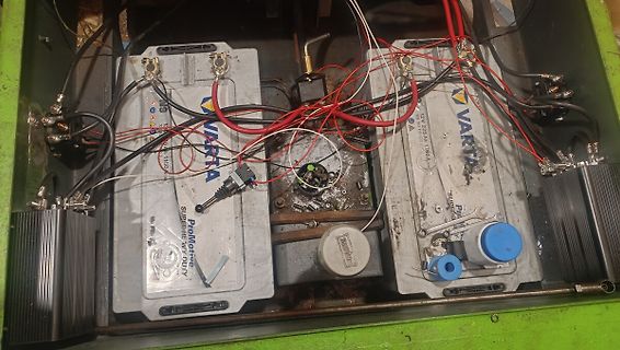 Zwei Varta Blei-Gel-Akkumulatoren mit Verkabelung