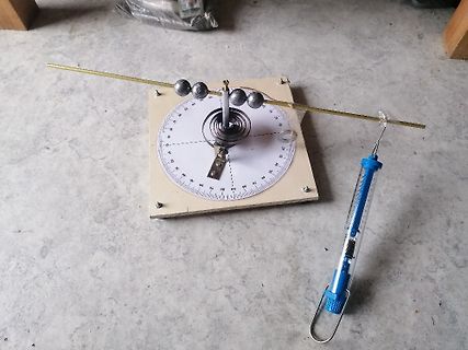 Physikalischer Versuchsaufbau mit Kreisel und Gradmesser