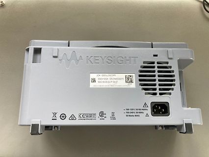 Rückseite eines Keysight Oszilloskops