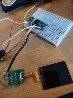 Elektronik-Aufbau mit Breadboard, Display und Kabeln