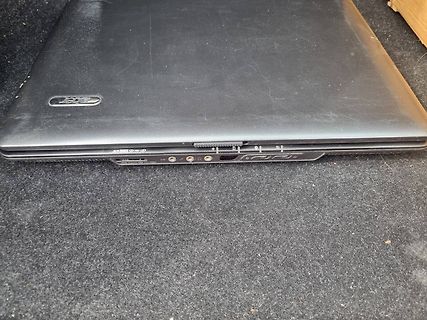 Seitenansicht eines Acer Laptops