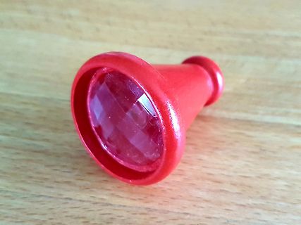 Rote LED mit Linse auf Holzuntergrund