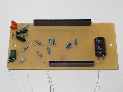 Bestückte Lochrasterplatine mit elektronischen Bauteilen