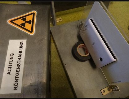 Aufbau mit Warnhinweis Röntgenstrahlung und Sony Gerät