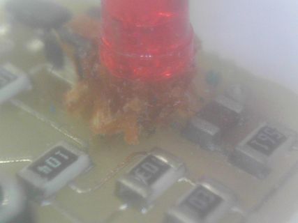 Rote LED auf Leiterplatte mit Korrosion