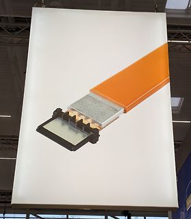 Nahaufnahme eines elektronischen Bauteils auf weißem Hintergrund