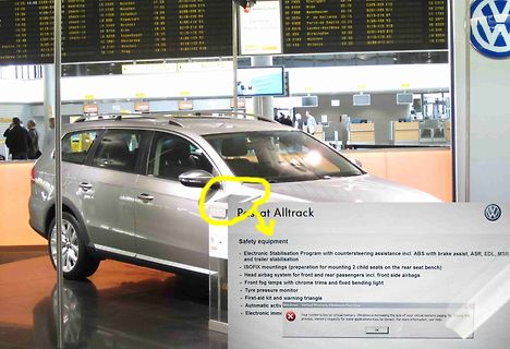 Abfotografierter Bildschirm mit Flugplan und Fahrzeugdaten