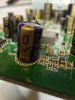 Nahaufnahme eines Elektrolytkondensators auf einer Leiterplatte