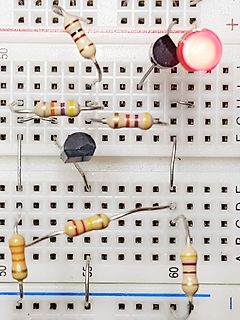 Bauteile auf einem Breadboard