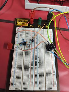 Aufbau auf einem Breadboard mit Bauteilen und Kabeln