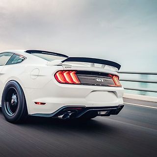 Heckansicht eines weißen Ford Mustang GT