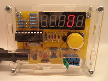 Frequenzzähler in Acrylgehäuse mit 7-Segment-Anzeige